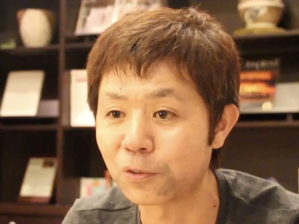 インタビューで話す堀下博人さん