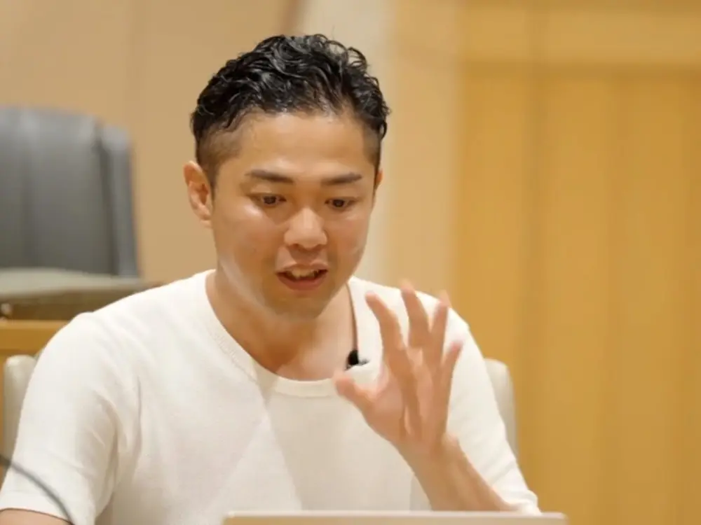 合宿の講義で、ノートパソコンの前で身振りを交えて話す白石達也